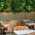 Vue intérieure de la salle avec tables du restaurant La Table de 3 à Bordeaux.