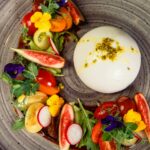 Assiette de salade avec figue, tomate et burrata, à la carte du restaurant La Table de 3 à Bordeaux.