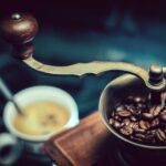 Grains de café à moudre, utilisés au restaurant La Table de 3 à Bordeaux.