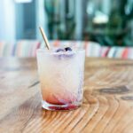Cocktail à la cerise, proposé à la carte du restaurant La Table de Trois à Bordeaux.