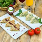 Assiettes de crêpes aux produits locaux, servie au restaurant La Table de 3 à Bordeaux.