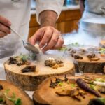 Dressage d’un plat en cuisine au restaurant La Table de 3 à Bordeaux.