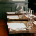 Salle de restaurant avec tables dressées au restaurant La Table de 3 à Bordeaux.