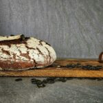 Pain boule sur plateau, proposé au restaurant La Table de 3 à Bordeaux.