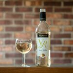 Pinot Grigio blanc Hardys avec son verre, à la carte du restaurant La Table de 3 à Bordeaux.