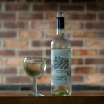 Pinot Grigio blanc Winemakers Collection avec son verre, à la carte du restaurant La Table de 3 à Bordeaux.