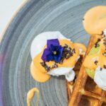 Gaufres décorées de fleurs comestibles, servie au restaurant La Table de Trois à Bordeaux.