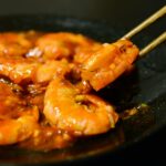 Crevettes cuisinées, servies au restaurant La Table de Trois à Bordeaux.