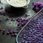 Fleurs violette utilisées en décoration au restaurant La Table de Trois à Bordeaux.