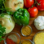 Ingrédients locaux : poivrons, oignons, tomates, persil, ail et épices au restaurant La Table de Trois dans le 33.