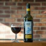 Verre de vin rouge Merlot d’Australia, à la carte du restaurant La Table de Trois à Bordeaux.